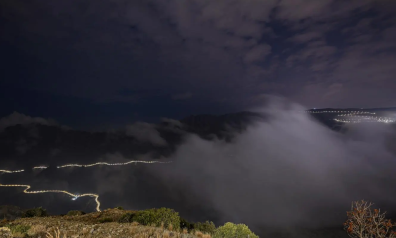 الضباب يغطي الباحة.. أجواء خريفية ساحرة تجذب السياح