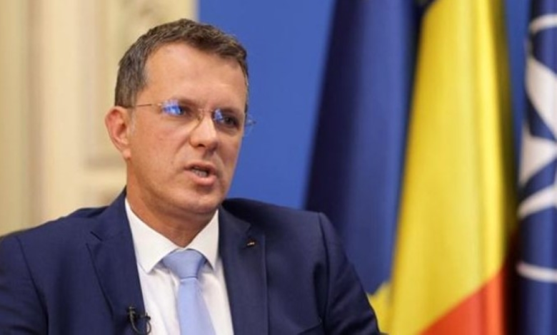 استقالة وزير الدفاع الروماني بسبب خطأ في السيرة الذاتية