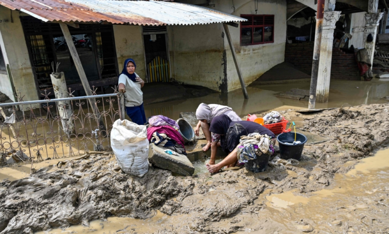 ارتفاع ضحايا فيضانات إندونيسيا وسومطرة إلى 248 قتيلاً