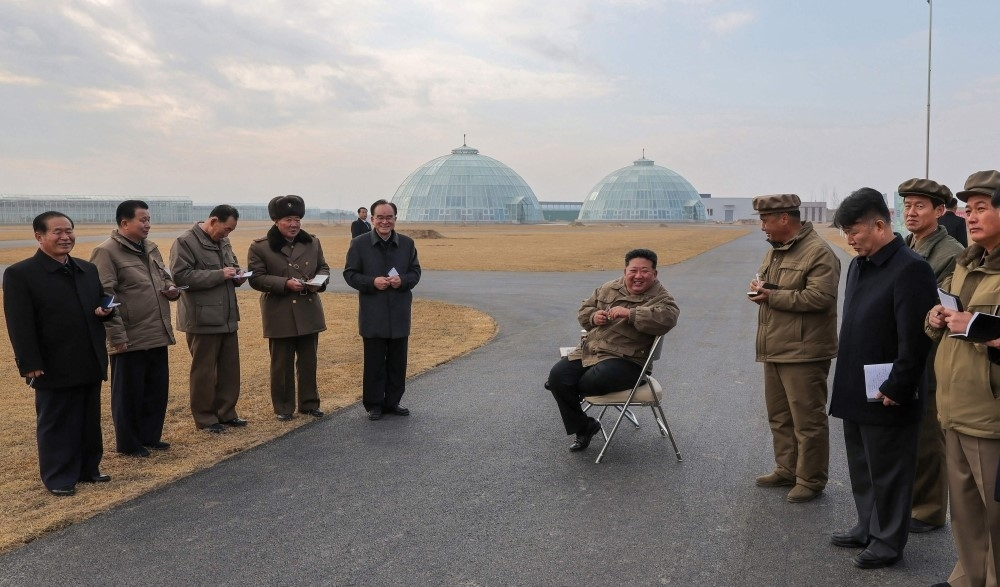 الزعيم الكوري الشمالي كيم جونغ أون يتابع مناورات جوية برفقة ابنته