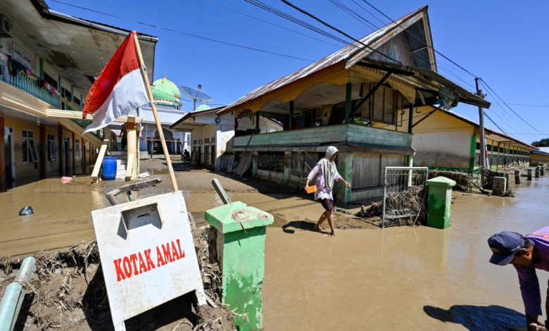 Indonesia floods: 442 dead and widespread destruction in Sumatra