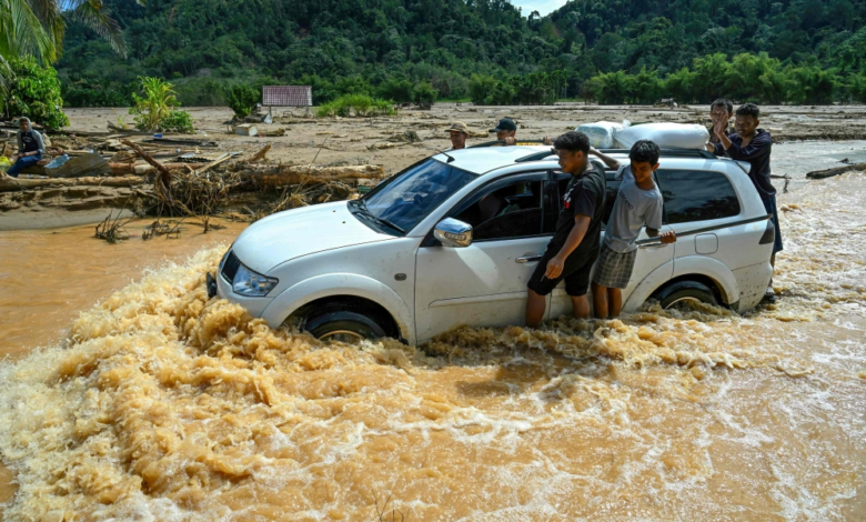 ارتفاع ضحايا سيول إندونيسيا في سومطرة إلى 708 قتلى