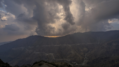 طقس الجمعة بالسعودية: أمطار رعدية وضباب كثيف بـ 8 مناطق