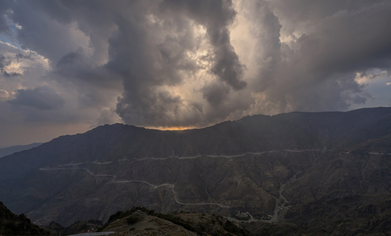 طقس الجمعة بالسعودية: أمطار رعدية وضباب كثيف بـ 8 مناطق