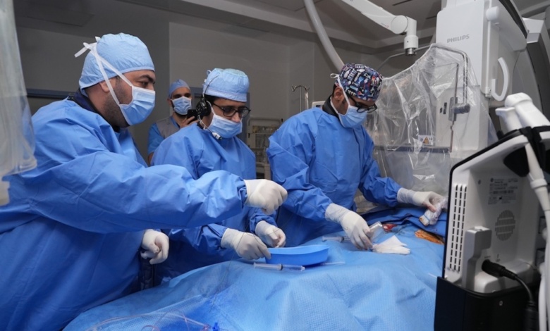 إنجاز طبي بمكة: استبدال الصمام الأورطي لتسعينية بالقسطرة