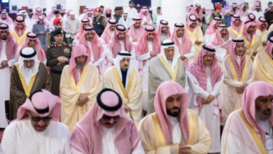 أمير الرياض يؤدي صلاة الميت على والدة الأمير مشعل بن بدر