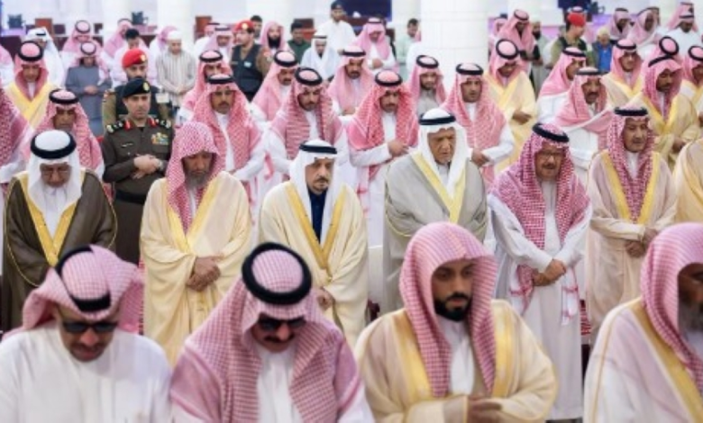 أمير الرياض يؤدي صلاة الميت على والدة الأمير مشعل بن بدر