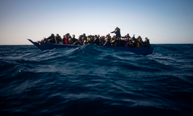 مصرع 18 مهاجرًا بغرق قارب جنوب جزيرة كريت اليونانية