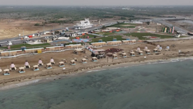 أجواء جازان الغائمة تجذب الزوار في الإجازة المطولة