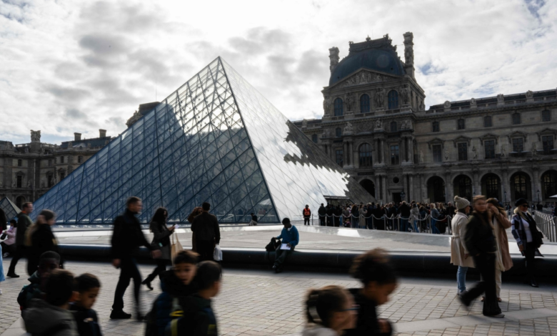 إغلاق متحف اللوفر في باريس بسبب إضراب وأزمة أمنية