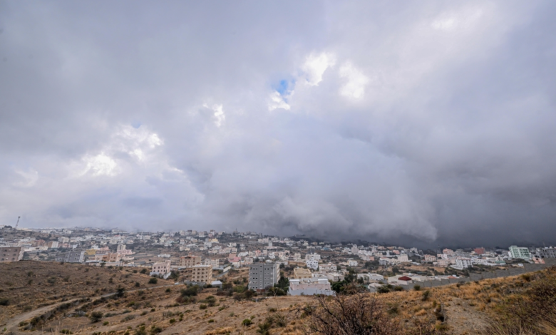 أمطار الباحة والضباب: مشاهد طبيعية خلابة وتحذيرات هامة