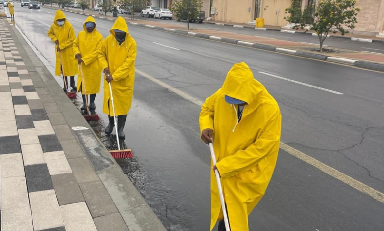 بلدية بقيق تنجح في معالجة آثار الأمطار وسحب 135 ألف جالون