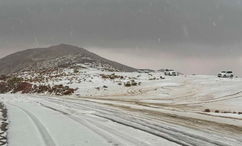 ثلوج تبوك: استنفار أمني وتوافد الزوار إلى جبل اللوز