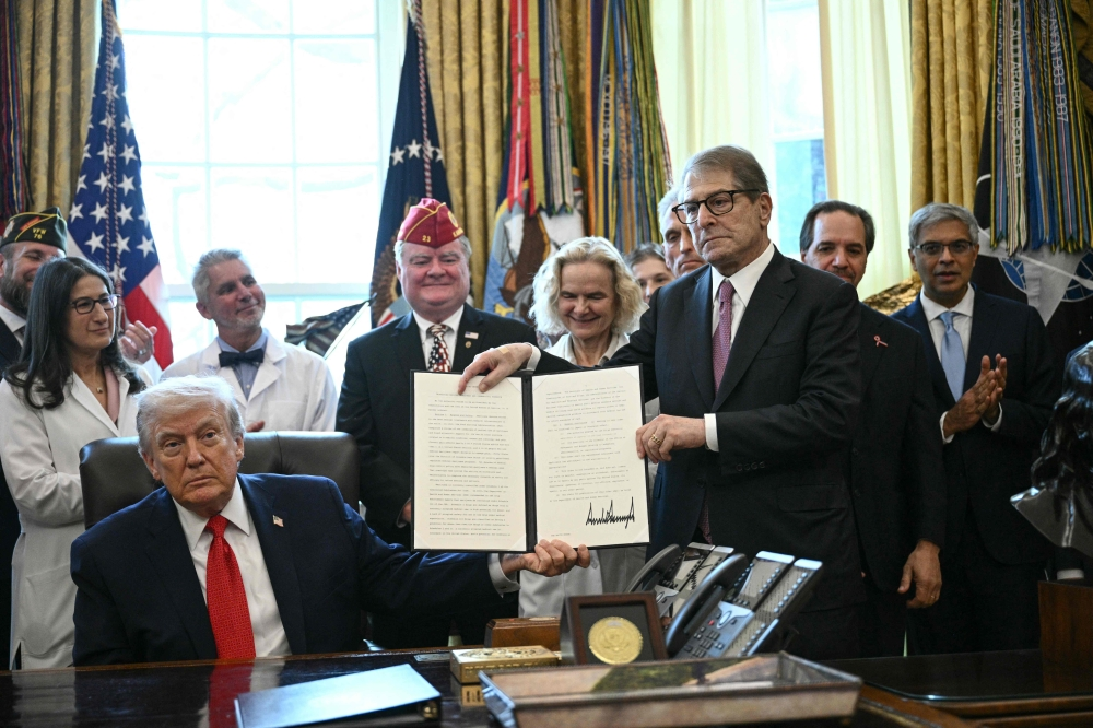 دونالد ترامب يوقع أمرا تنفيذيا يخفف القيود على الماريجوانا - أ ف ب