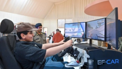 تجربة القيادة بالمحاكاة في معرض واحة الأمن بمهرجان الإبل