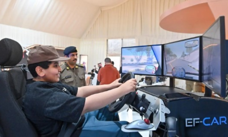 تجربة القيادة بالمحاكاة في معرض واحة الأمن بمهرجان الإبل
