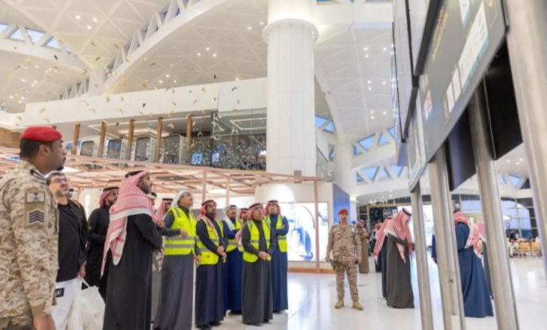 وزير النقل يتفقد مطار الملك خالد ويوجه بتطبيق لائحة المسافرين