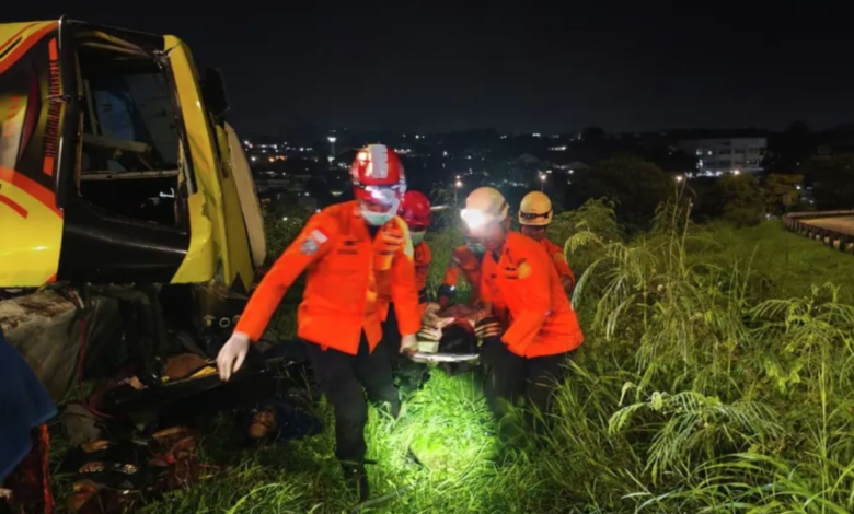 مصرع 15 شخصًا في حادث حافلة بإندونيسيا.. التفاصيل الكاملة