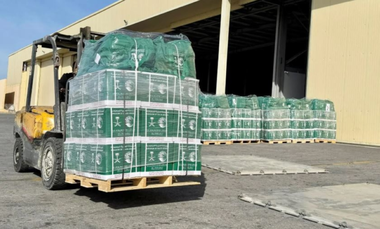 وصول الطائرة السعودية الـ 76 لإغاثة غزة بمطار العريش