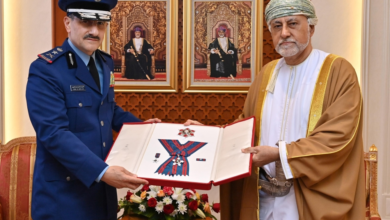 سلطان عمان يمنح قائد القوات الجوية السعودية وسام عمان العسكري