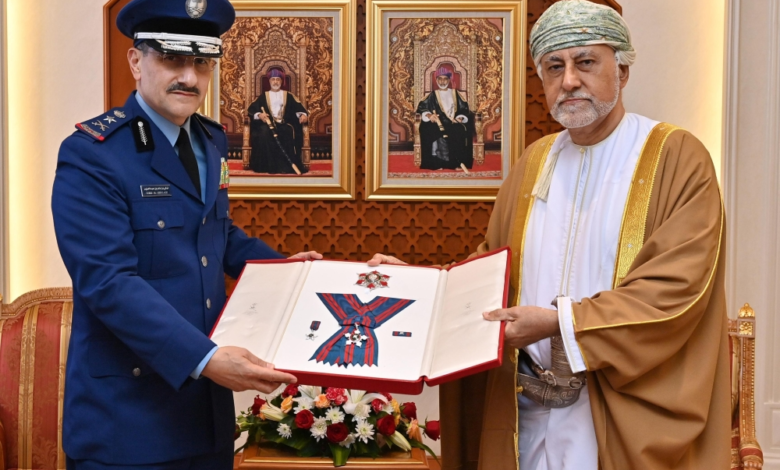 سلطان عمان يمنح قائد القوات الجوية السعودية وسام عمان العسكري