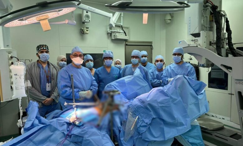 جراحة دقيقة تستغرق 13 ساعة تنقذ مريضاً من ورم مرتجع بمكة