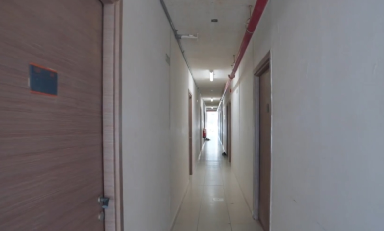 إيقاف السجلات التجارية لمخالفي السكن الجماعي 2025