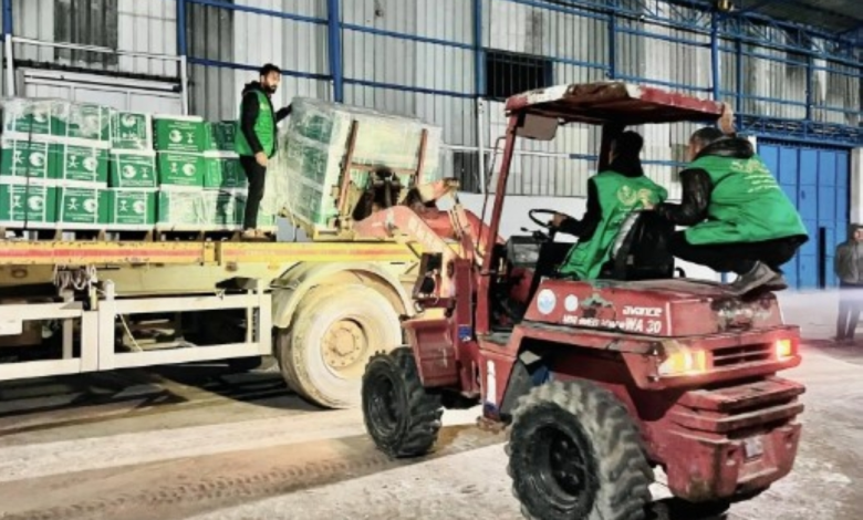 وصول قافلة إغاثية سعودية جديدة إلى وسط غزة لدعم النازحين