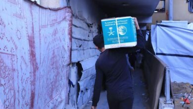 مركز الملك سلمان للإغاثة يوزع سلالًا غذائية في جباليا شمال غزة