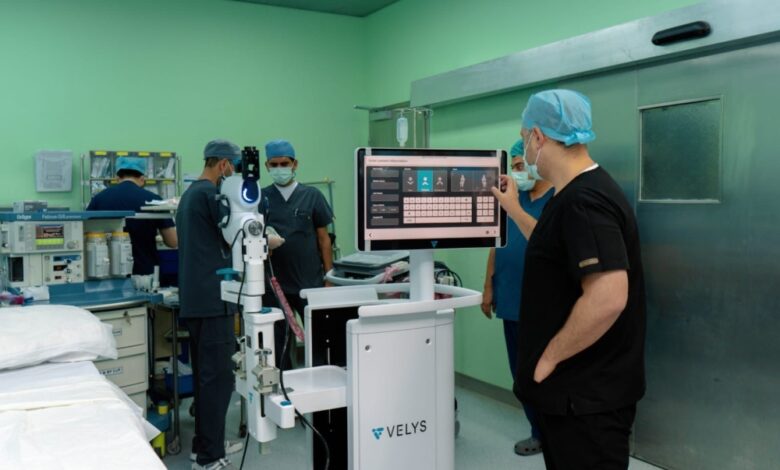 استبدال مفصل الركبة بالروبوت في دله النخيل: دقة وتعافٍ سريع