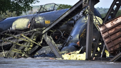 خروج قطار عن السكة في كنتاكي وتسرب الكبريت المصهور