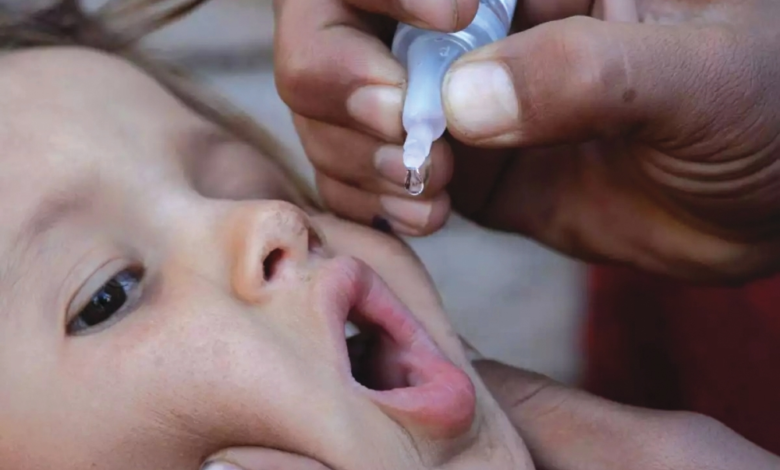 تراجع شلل الأطفال في باكستان 2025: انخفاض الإصابات للنصف
