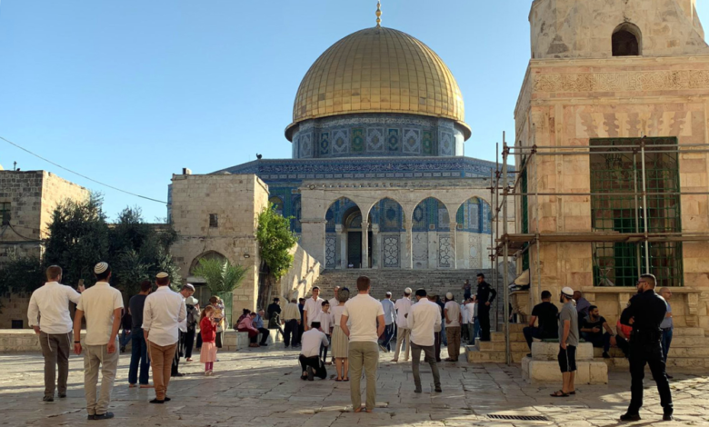 مستوطنون يقتحمون المسجد الأقصى بحماية الاحتلال الإسرائيلي