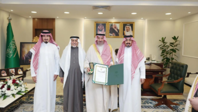 The Governor of Najran honors a citizen with the King Abdulaziz Medal for donating his kidney