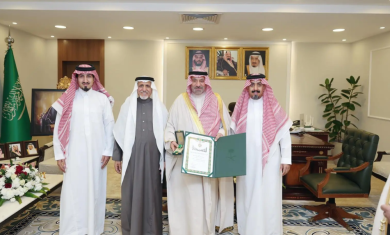 The Governor of Najran honors a citizen with the King Abdulaziz Medal for donating his kidney