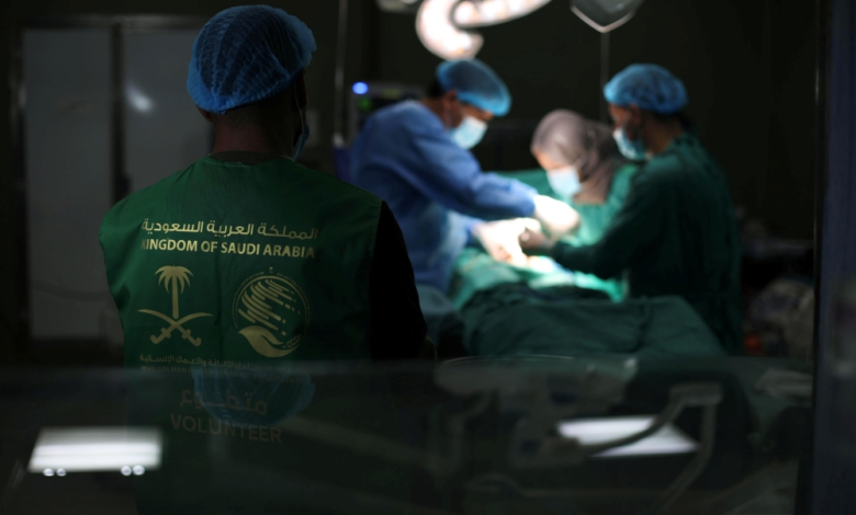 مركز الملك سلمان يجري 99 عملية جراحية في غزة: تفاصيل الحملة