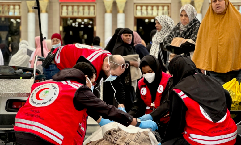 الهلال الأحمر ينقذ معتمراً بالمسجد النبوي في زمن قياسي