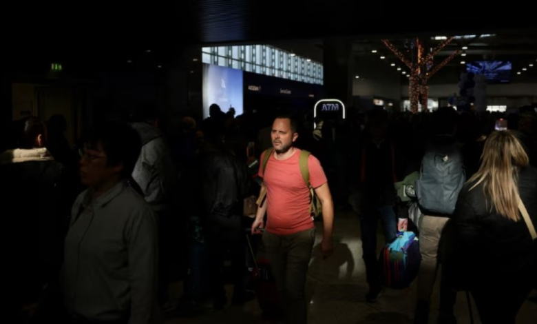 Greece closes its airspace and suspends flights due to a technical malfunction