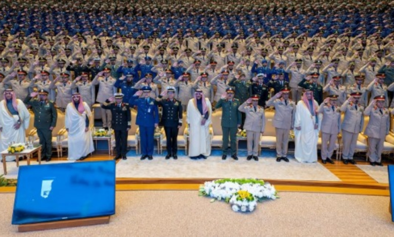 نائب وزير الدفاع يرعى تخريج الضباط الجامعيين 1447هـ