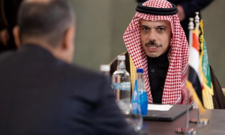 فيصل بن فرحان يلتقي نظيره المصري في القاهرة لبحث تطورات المنطقة