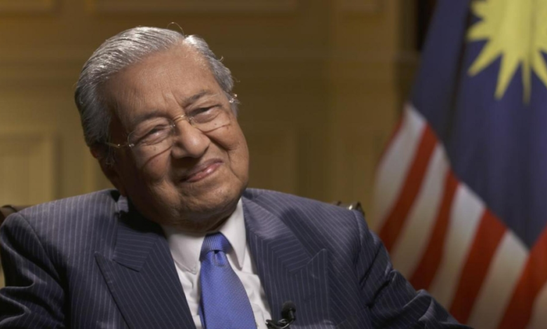 نقل مهاتير محمد للمستشفى بعد سقوطه.. تفاصيل الحالة الصحية