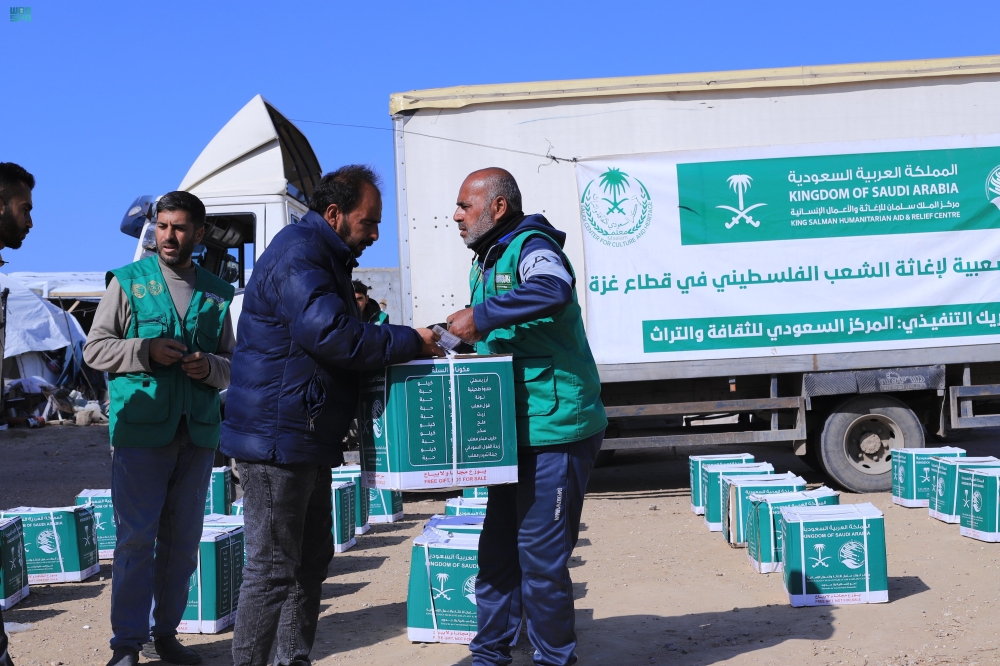 توزيع مساعدات غذائية سعودية في غزة