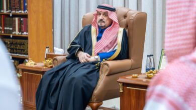 The Governor of Riyadh visits Sheikh Saleh Al-Fawzan and praises his efforts