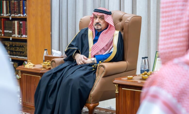 أمير الرياض يزور الشيخ صالح الفوزان ويثني على جهوده