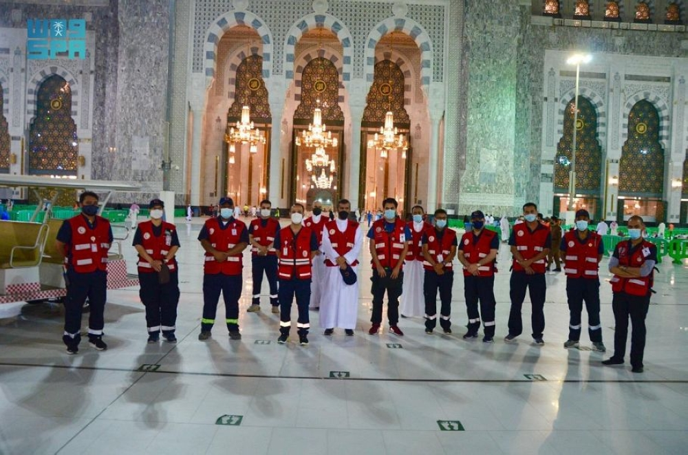 متطوعو الهلال الأحمر السعودي في خدمة ضيوف الرحمن