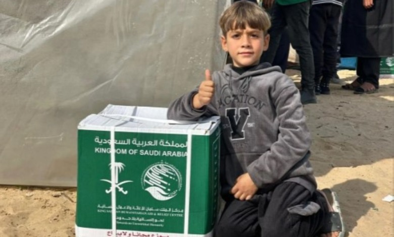 مركز الملك سلمان يوزع سلالاً غذائية في المواصي جنوب غزة - تفاصيل الحملة