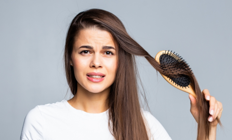 أسباب تساقط الشعر وطرق العلاج: نصائح طبية شاملة