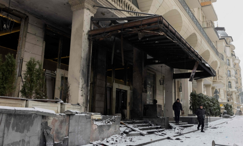 عمدة كييف يدعو لإخلاء المدينة بعد انقطاع التدفئة بسبب القصف