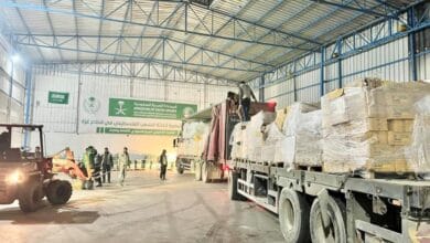 مساعدات سعودية لغزة: وصول قافلتين محملتين بالملابس والأغذية