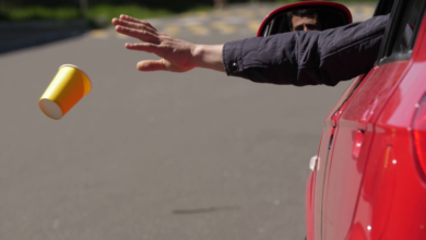 المرور السعودي: غرامة 500 ريال لرمي الأجسام من المركبات